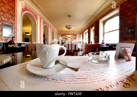 Prague, République tchèque. Louvre Cafe sur la rue Narodni Trida (intérieur). Tasse de café sur une table Banque D'Images