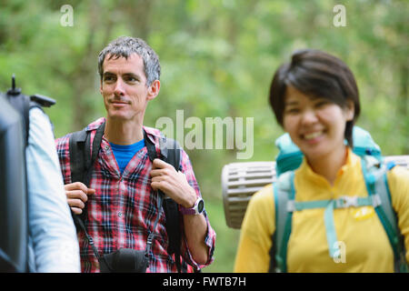 Groupe multiethnique de ami trekking dans les bois Banque D'Images