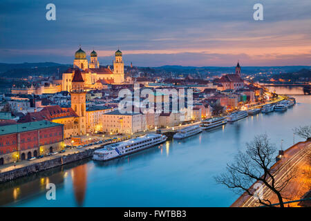 Passau. Passau skyline pendant le crépuscule heure bleue, Bavière, Allemagne. Banque D'Images