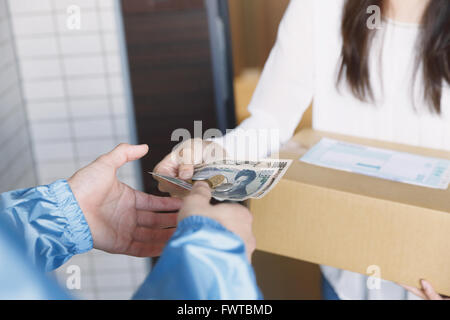 Jeune japonaise se package delivery man Banque D'Images