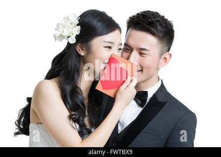 Heureux mariés avec lettre d'amour Banque D'Images