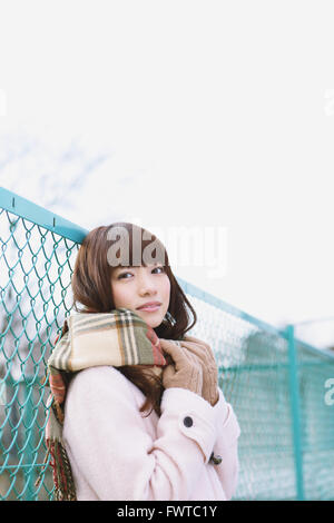 Jolie femme japonaise avec silencieux sur une journée ensoleillée d'hiver Banque D'Images