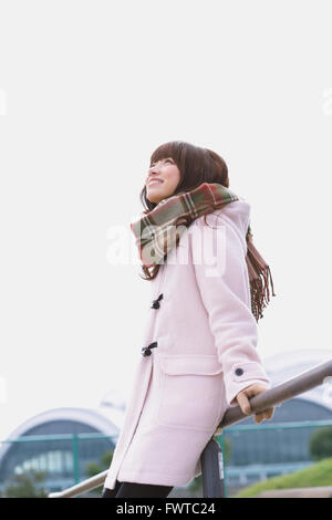 Jolie femme japonaise avec silencieux sur une journée ensoleillée d'hiver Banque D'Images