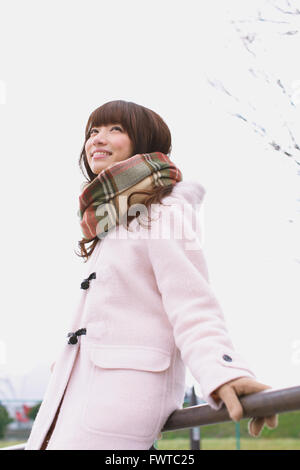 Jolie femme japonaise avec silencieux sur une journée ensoleillée d'hiver Banque D'Images