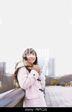 Jolie femme japonaise avec silencieux sur une journée ensoleillée d'hiver Banque D'Images