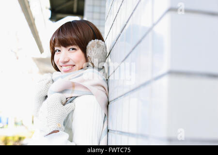 Jolie femme japonaise avec silencieux sur une journée ensoleillée d'hiver Banque D'Images
