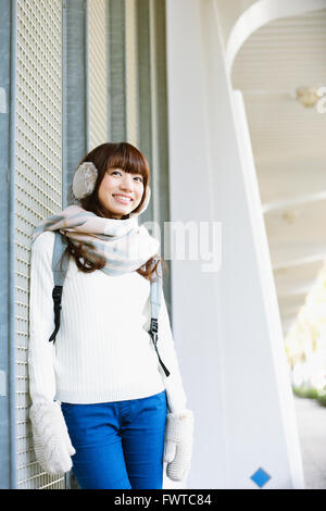 Jolie femme japonaise avec silencieux sur une journée ensoleillée d'hiver Banque D'Images
