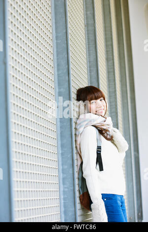 Jolie femme japonaise avec silencieux sur une journée ensoleillée d'hiver Banque D'Images