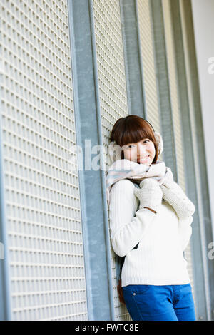 Jolie femme japonaise avec silencieux sur une journée ensoleillée d'hiver Banque D'Images