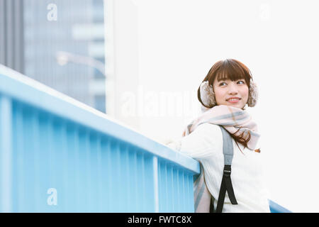 Jolie femme japonaise avec silencieux sur une journée ensoleillée d'hiver Banque D'Images
