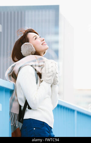 Jolie femme japonaise avec silencieux sur une journée ensoleillée d'hiver Banque D'Images