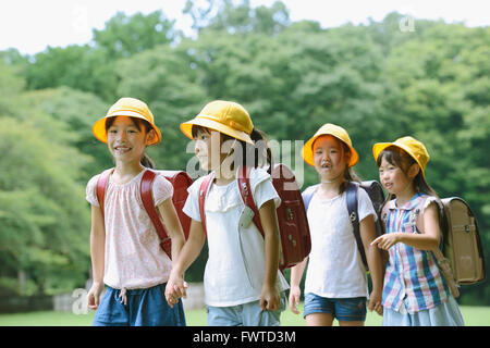 Kid japonais dans un parc de la ville Banque D'Images