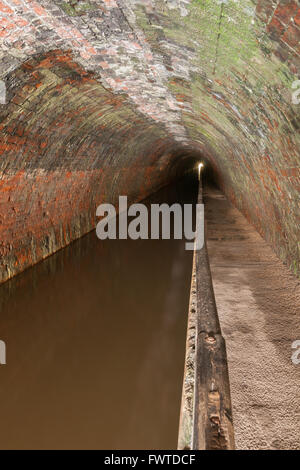 L'intérieur du tunnel du canal de Chirk localement connu sous le nom de "arkie" construit en 1801 et conçu par William Jessop et Thomas Telford Banque D'Images