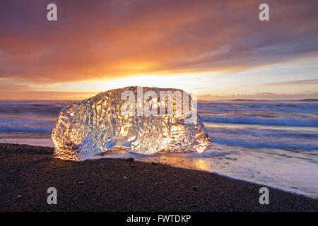 Bloc de glace fondante lavés sur plage le long de la côte de l'océan Atlantique à Breidamerkursandur black sands en hiver, l'Islande Banque D'Images