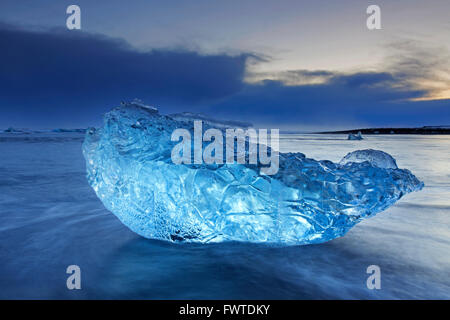 Bloc de glace fondante lavés sur plage le long de la côte de l'océan Atlantique à Breidamerkursandur black sands en hiver, l'Islande Banque D'Images