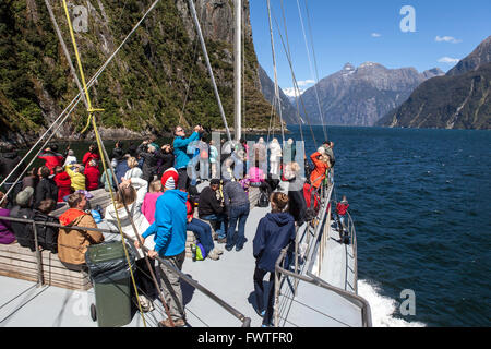 Les touristes sur le bateau dans le Milford Sound, Nouvelle Zélande Banque D'Images