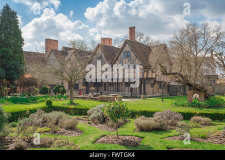 Jardin de la maison Elizabethan, vue sur l'arrière du Croft de Hall, maison de la fille de Shakespeare Susanna et de son mari Dr John Hall, Stratford upon Avon. Banque D'Images