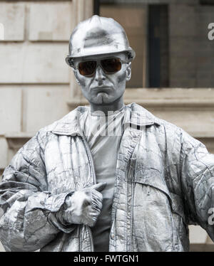 Un 'Steel man" pose de Leicester Square à Londres Banque D'Images