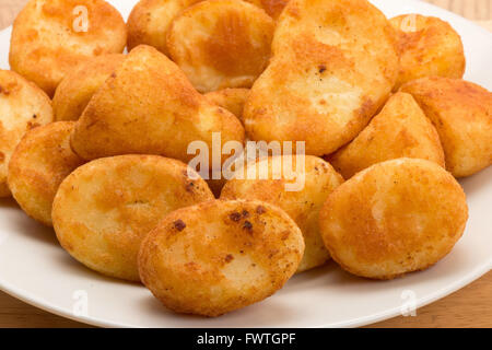 Image en gros plan d'une assiette de pommes de terre fraîchement torréfié - studio shot Banque D'Images