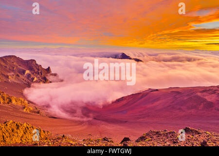 Lever de soleil spectaculaire vue du sommet du cratère de Haleakala, Maui Banque D'Images