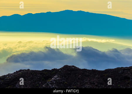 Vue du Mauna Kea sur l'île principale de cratère de Haleakala au lever du soleil, Maui Banque D'Images