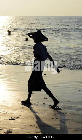 L'Arakan un homme marchant sur la plage de Ngapali beach, au Myanmar. Banque D'Images