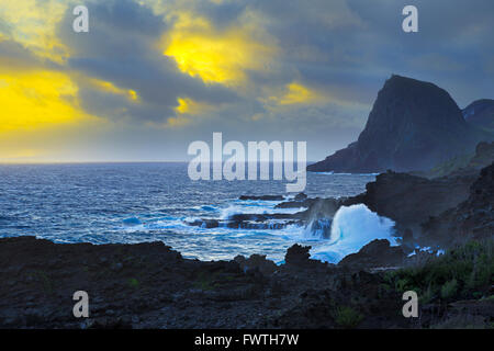 Kahakuloa Bay, Maui vagues battre rocky shore dawn passant storm Banque D'Images