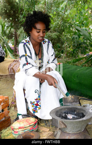 Une jeune femme éthiopienne de la préparation du café éthiopien traditionnel. Banque D'Images