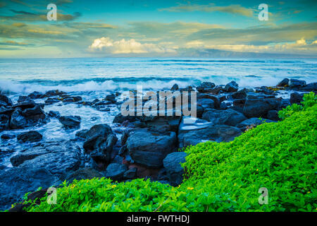 Vue sur l'île de Molokai au lever du soleil à partir de Maui coast Banque D'Images