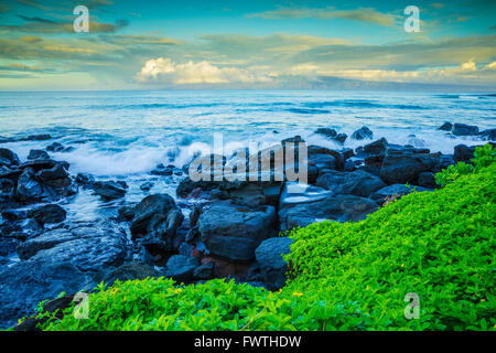 Vue sur l'île de Molokai au lever du soleil à partir de Maui coast Banque D'Images