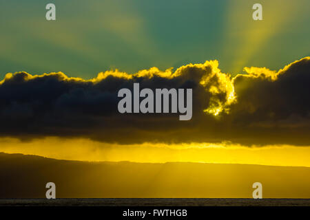 Lanai et nuages au coucher du soleil vu de Maui Banque D'Images