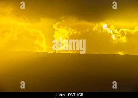 Lanai et nuages au coucher du soleil vu de Maui Banque D'Images