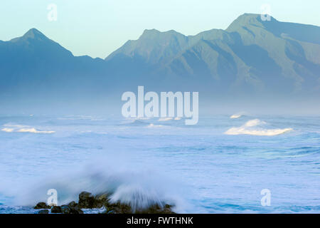 Vagues à Ho'okipa Beach Park avec les montagnes de West Maui, Maui Banque D'Images