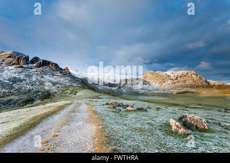 Neige sur un matin de printemps au parc national des Picos de Europa, Asturias, Espagne. Banque D'Images