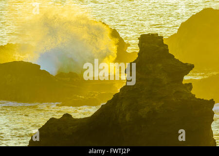 Vagues se brisant sur les roches dans Poelua Bay, Maui Banque D'Images