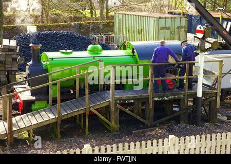 South Tynedale Railway. Train à vapeur de coiffure. Chargés de charbon à Alston. Alston, Cumbria, Angleterre, Royaume-Uni, Europe Banque D'Images