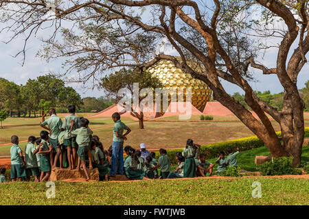 Le Matrimandir, à Auroville, une ville située dans le district Viluppuram expérimental dans l'Etat du Tamil Nadu Banque D'Images