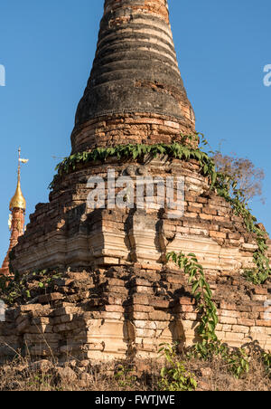 Ancien Temple (stupa) dans Sankar près du lac Inle, en Birmanie (Myanmar) Banque D'Images