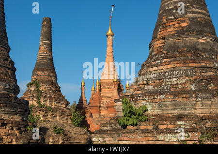 Les temples anciens (stupas) de Sankar près du lac Inle, en Birmanie (Myanmar) Banque D'Images