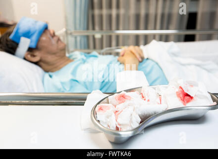 Mature senior Patient in hospital bed (Selective focus à l'avant) Banque D'Images