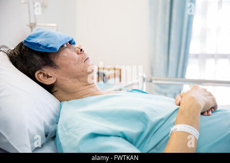 Mature senior Patient in hospital bed Banque D'Images