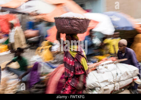 Les gens du marché local de l'Harar trading, l'Éthiopie, Afrique du Sud Banque D'Images