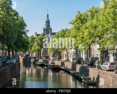 Canal Westhaven et Saint John's Church Tower dans la ville de Gouda, Pays-Bas Banque D'Images