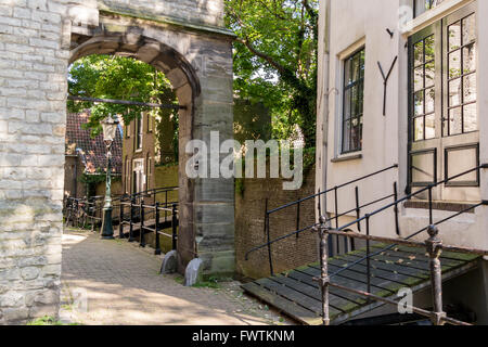 Vieille maison et derrière la porte Saint John's Church dans la ville de Gouda, Pays-Bas Banque D'Images