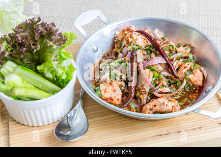 Salade de saumon épicé de style thaï avec des légumes frais Banque D'Images