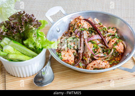 Salade de saumon épicé de style thaï avec des légumes frais Banque D'Images