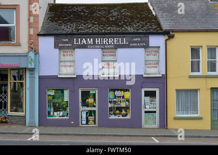 Boutique de matériel sur Malin Street, Carndonagh, Inishowen, comté de Donegal, Irlande. Banque D'Images