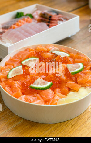 Oeufs de saumon saumon cru don ,et son oeuf sur le riz. Banque D'Images