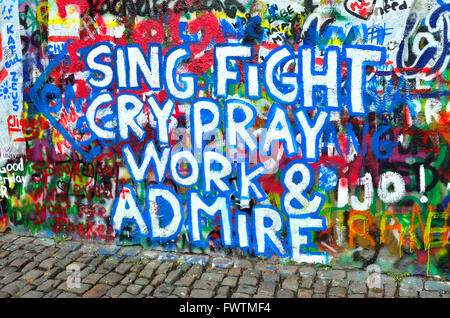 Prague, République tchèque. Le 'John Lennon Wall' dans Velkoprevorské námestí - aimant pour écrivains graffiti depuis les années 1990 (2016) Banque D'Images