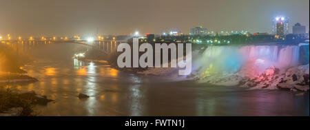 L'éclairage de Panorama des Chutes américaines comme vu de Table Rock dans Queen Victoria Park à Niagara Falls, Ontario, la nuit Banque D'Images